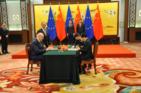 Commissioner Hogan signs the conclusions of the negotiations of the EU-China GI Agreement with Minister of Commerce Zhong Shan, in Beijing, China, on 6 November 2019.