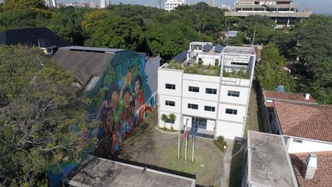 The three-story white building hosting the EU Delegation to Paraguay. On one side stands the tallest mural painting in Asunción, depicting four emblematic women of Paraguay and EU’s shared history.