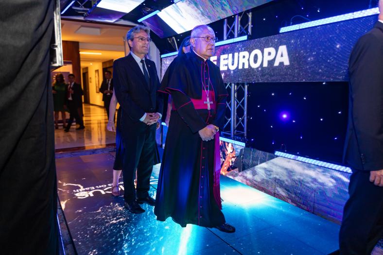 Invitados ingresando por el "tunel de tiempo" de Copernicus en el evento de Día de Europa