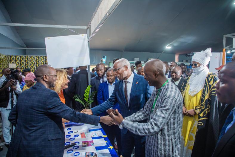 Le Premier ministre Amadou Oury Bah (Bah Oury) au stand de l'UE