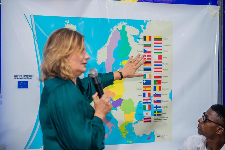 L'Ambassadrice Jolita Pons animant une séance au stand de l'UE