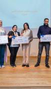 4 femmes et 2 hommes sur scène recevant des chèques gagnants lors d'un hackathon pour la société civile dans le cadre du projet Tamuri appuyé par l'UE au Maroc et mis en oeuvre par MCISE