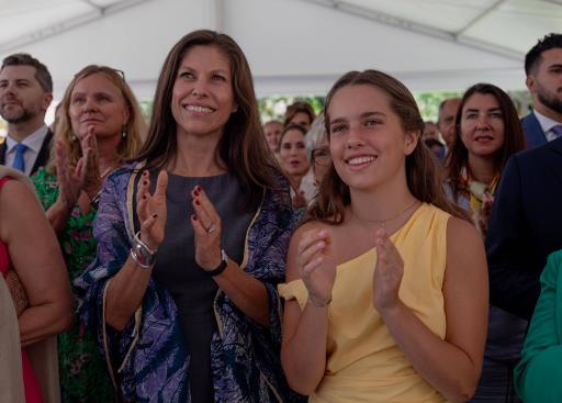 La Sra Iris Lempereur y su hija celebrando el Día de Europa