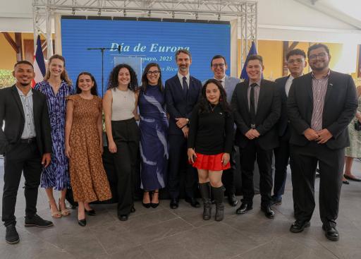 Embajador Lempereur en compañía del Youth Sounding Board
