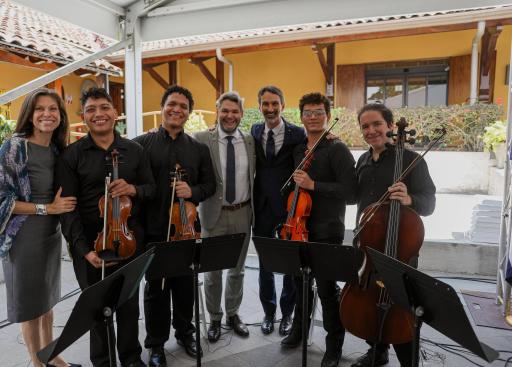 Ministro de Cultura en compañía del ensamble de cuerdas del Instituto Nacional de la Música