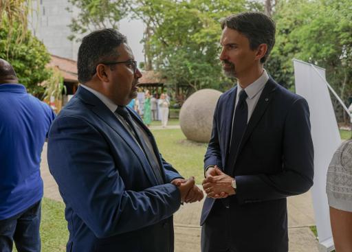 Embajador Lempereur junto al Dir. de Extra TV