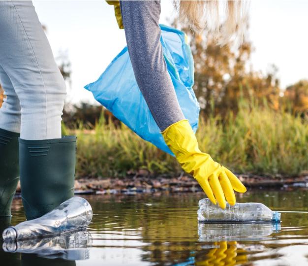Cleaning lake from plastic pollution