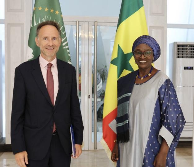 S.E. M. Jean-Marc Pisani, Ambassadeur de l'Union européenne au Sénégal, avec S.E. Mme Yassine Fall, Ministre de l'Intégration Africaine et des Affaires Étrangères.