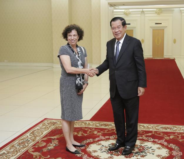 The EU Ambassador Carmen Moreno with Prime minister Hun Sen at Peace Palace, Phnom Penh, December 2019.