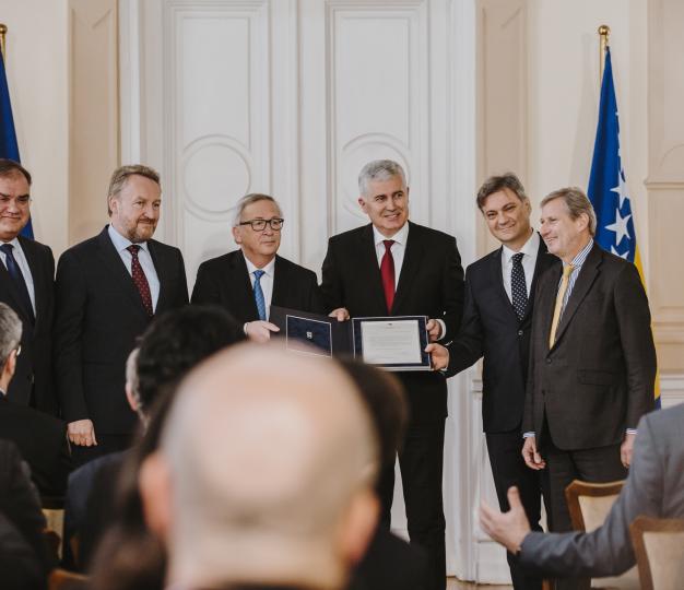 At a ceremony in Sarajevo, leaders of Bosnia and Herzegovina hand over replies to the European Commission’s questionnaire to President Juncker and Commissioner Hahn, as part of the Opinion process. 