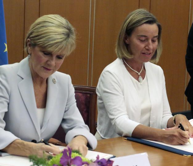 Australian Foreign Minister Julie Bishop, left, and EU foreign affairs chief Federica Mogherini signing the Framework Agreement in 2017.